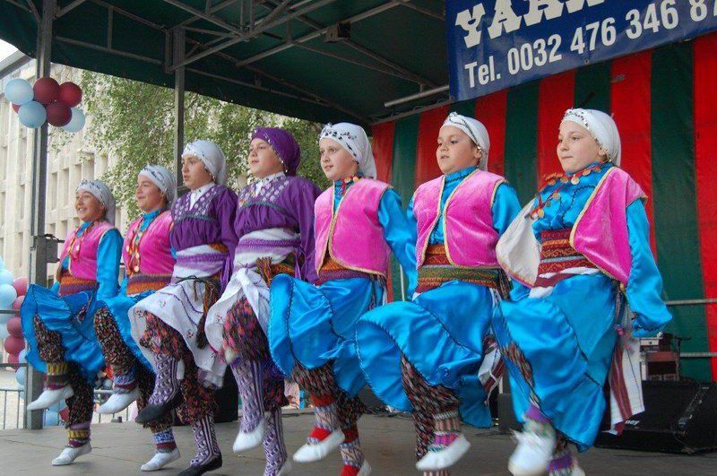 AB'nin merkezinde horon oynayıp hamsi yediler...