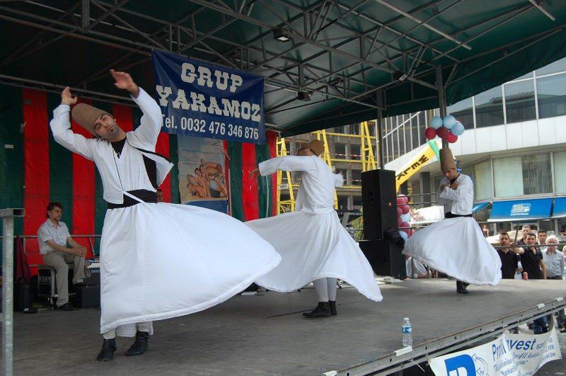 AB'nin merkezinde horon oynayıp hamsi yediler...