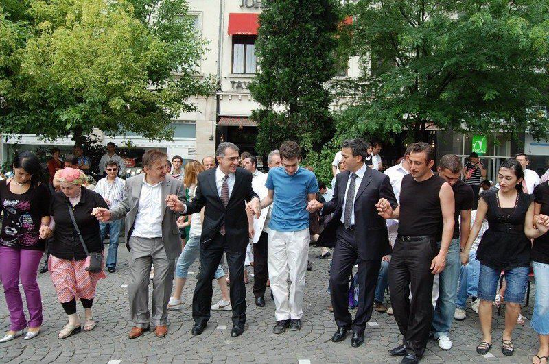 AB'nin merkezinde horon oynayıp hamsi yediler...