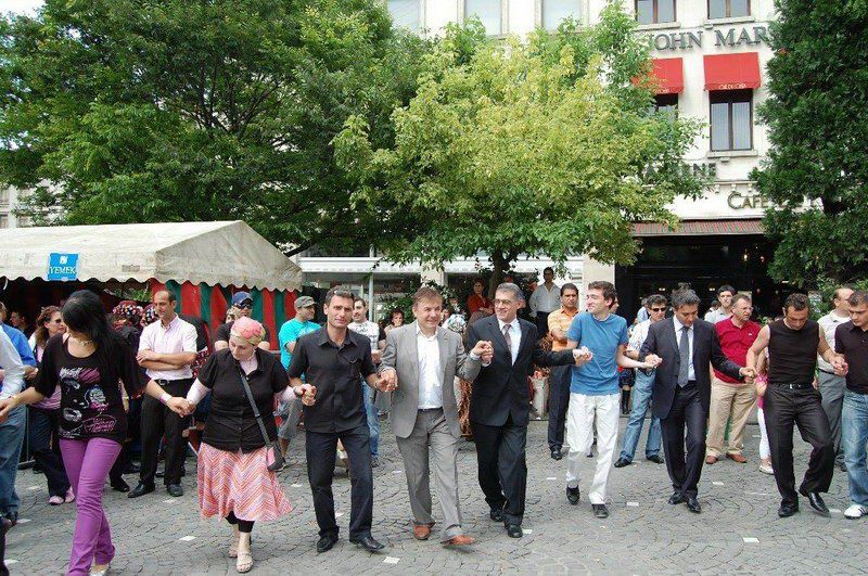 AB'nin merkezinde horon oynayıp hamsi yediler...