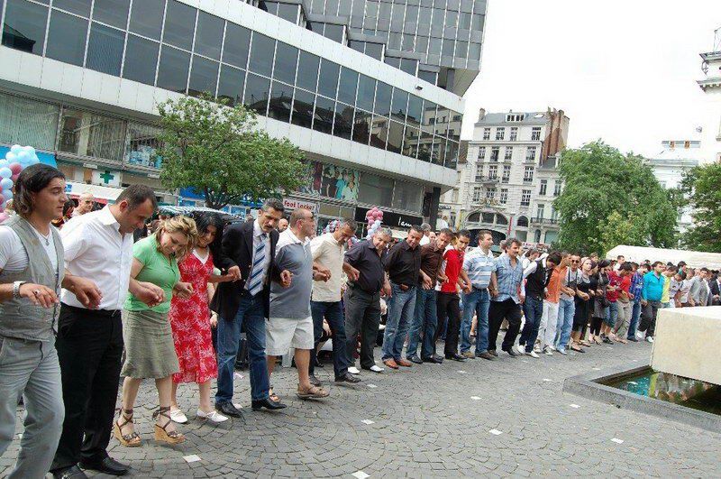 AB'nin merkezinde horon oynayıp hamsi yediler...