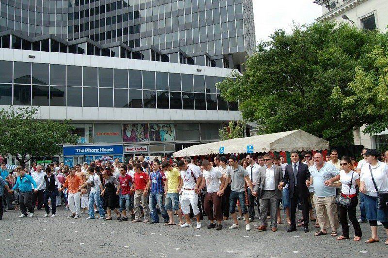 AB'nin merkezinde horon oynayıp hamsi yediler...