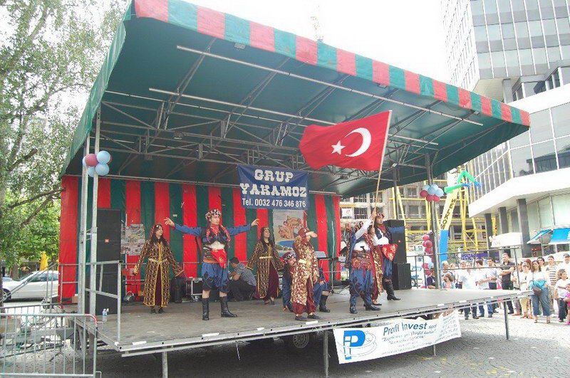 AB'nin merkezinde horon oynayıp hamsi yediler...