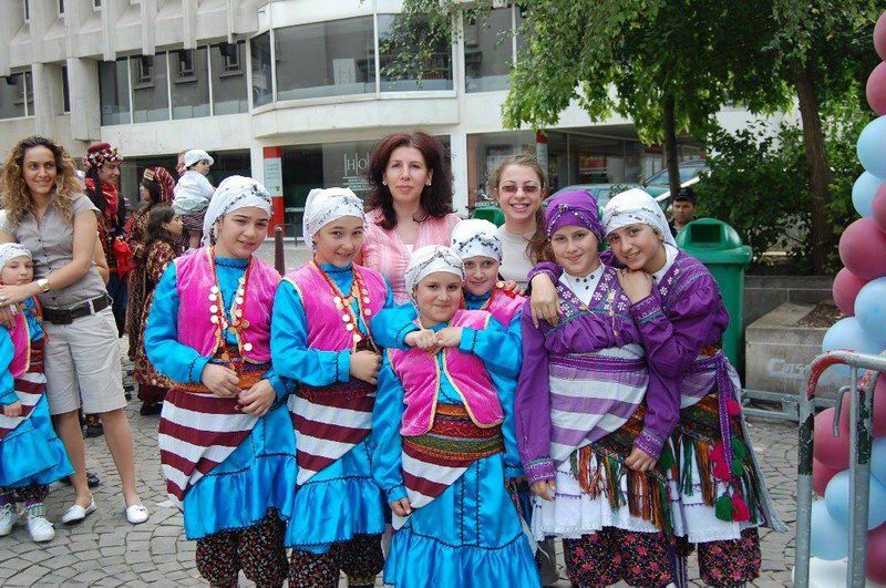 AB'nin merkezinde horon oynayıp hamsi yediler...