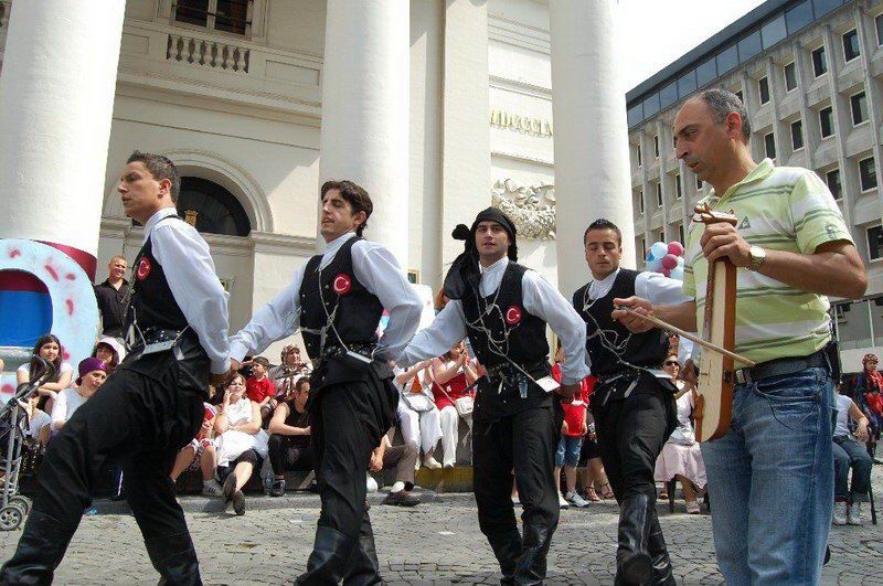AB'nin merkezinde horon oynayıp hamsi yediler...