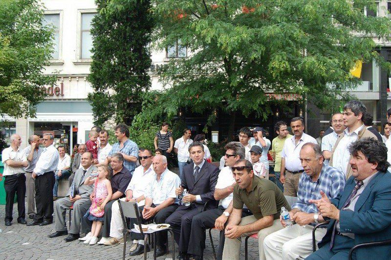 AB'nin merkezinde horon oynayıp hamsi yediler...