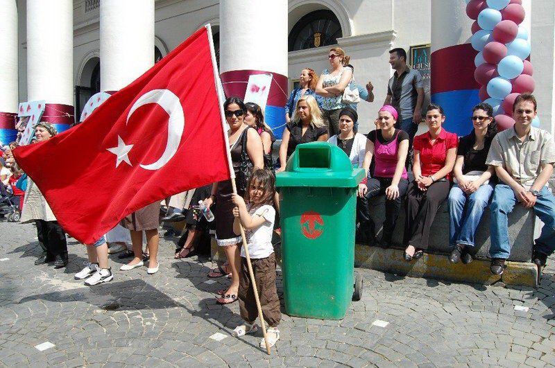 AB'nin merkezinde horon oynayıp hamsi yediler...