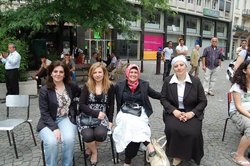 AB'nin merkezinde horon oynayıp hamsi yediler...