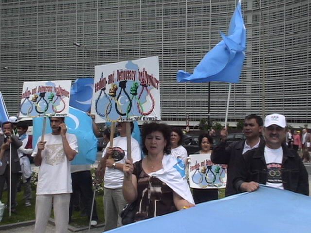 Uygur Türkleri Çin'i protesto etti.