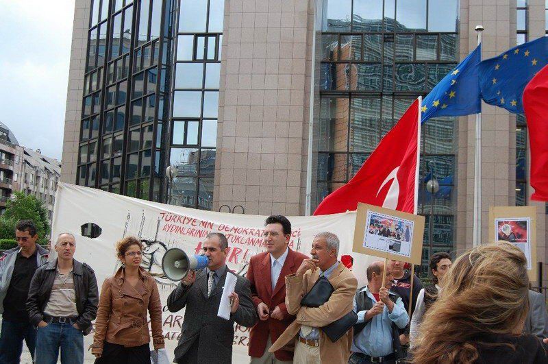 Atatürkçüler AB önünde AKP'yi Protesto ettiler