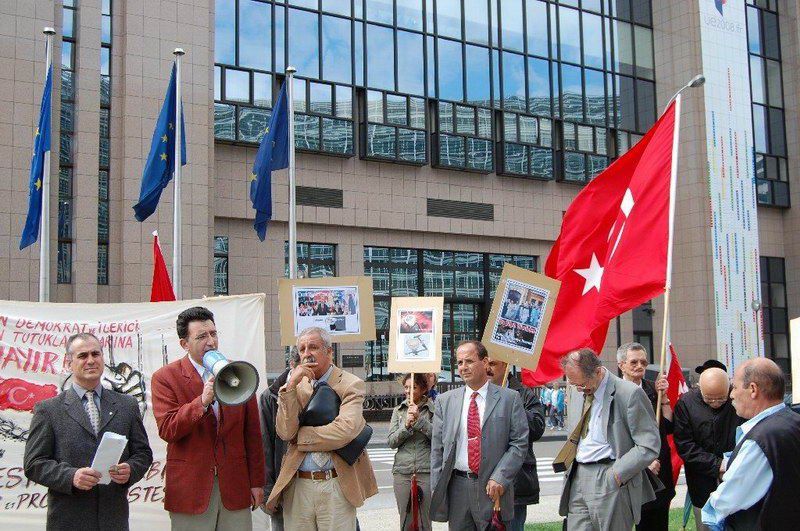 Atatürkçüler AB önünde AKP'yi Protesto ettiler