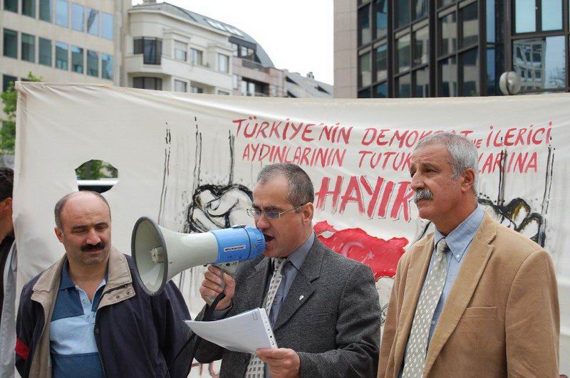 Atatürkçüler AB önünde AKP'yi Protesto ettiler