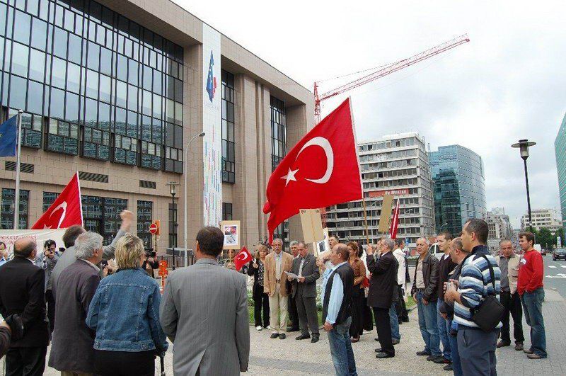 Atatürkçüler AB önünde AKP'yi Protesto ettiler