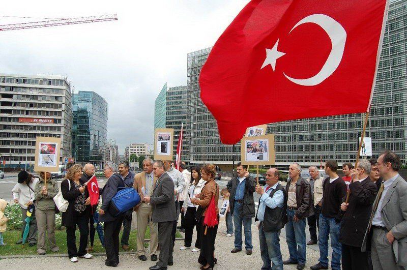 Atatürkçüler AB önünde AKP'yi Protesto ettiler