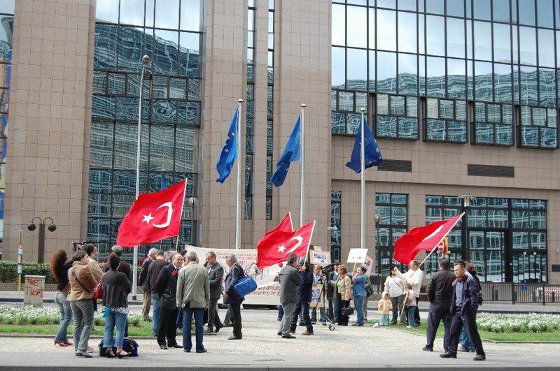 Atatürkçüler AB önünde AKP'yi Protesto ettiler