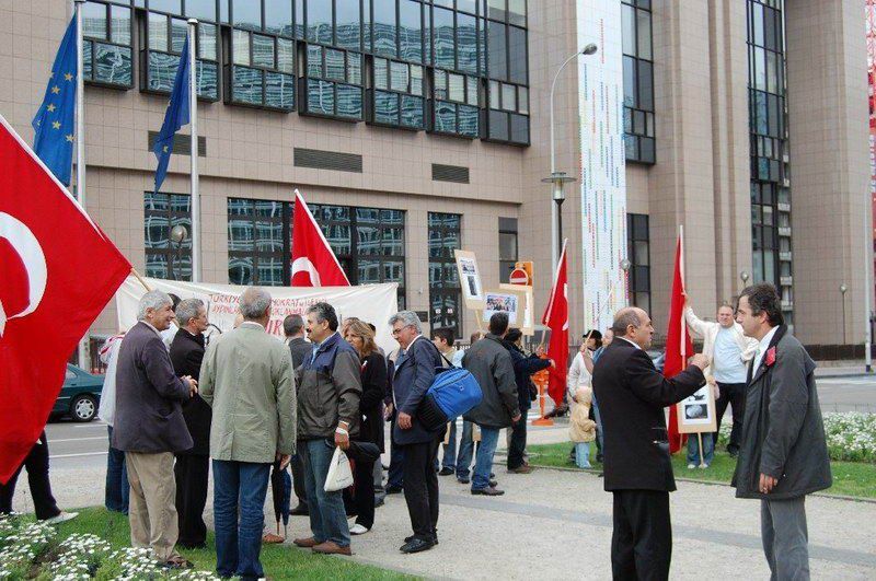 Atatürkçüler AB önünde AKP'yi Protesto ettiler