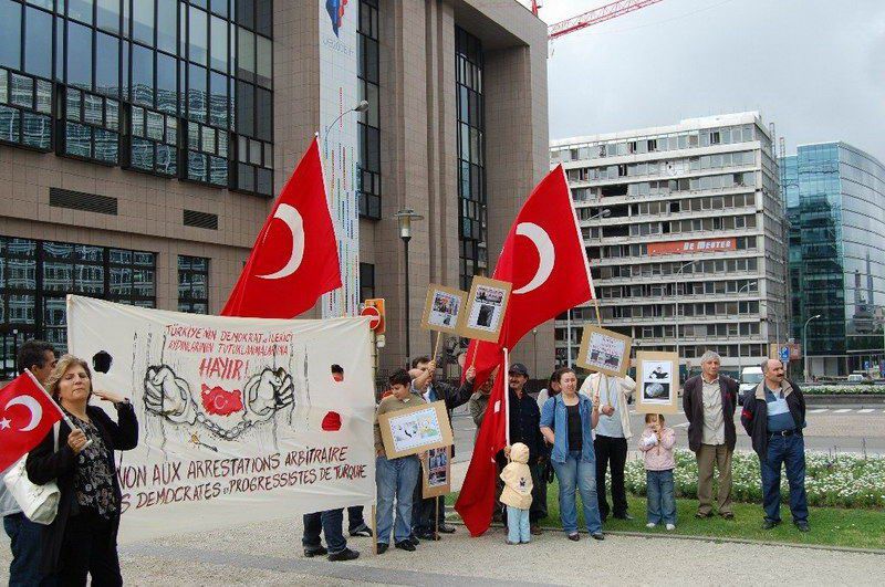 Atatürkçüler AB önünde AKP'yi Protesto ettiler