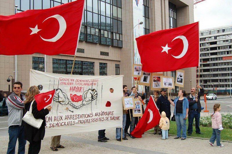 Atatürkçüler AB önünde AKP'yi Protesto ettiler