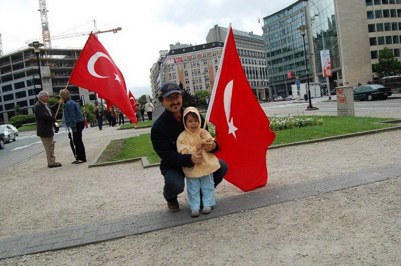 Atatürkçüler AB önünde AKP'yi Protesto ettiler