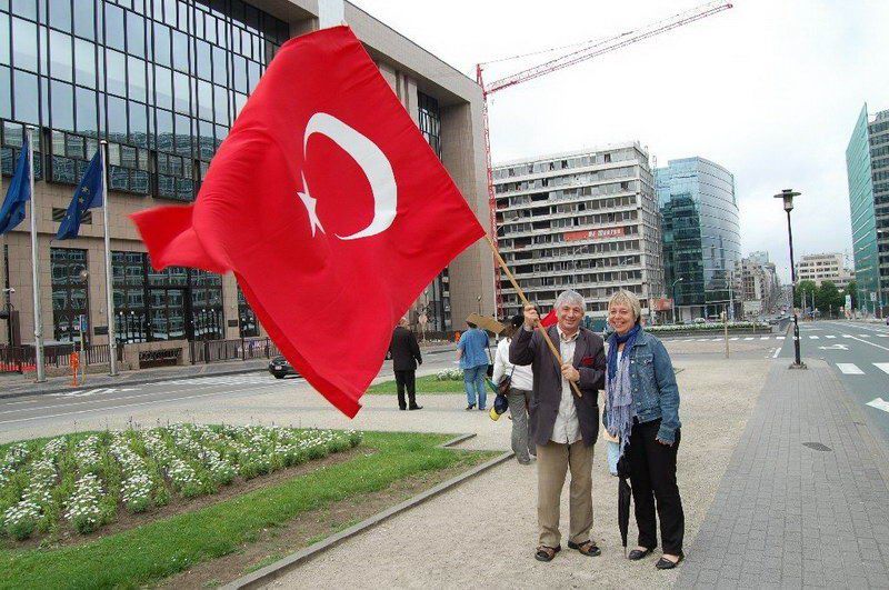 Atatürkçüler AB önünde AKP'yi Protesto ettiler