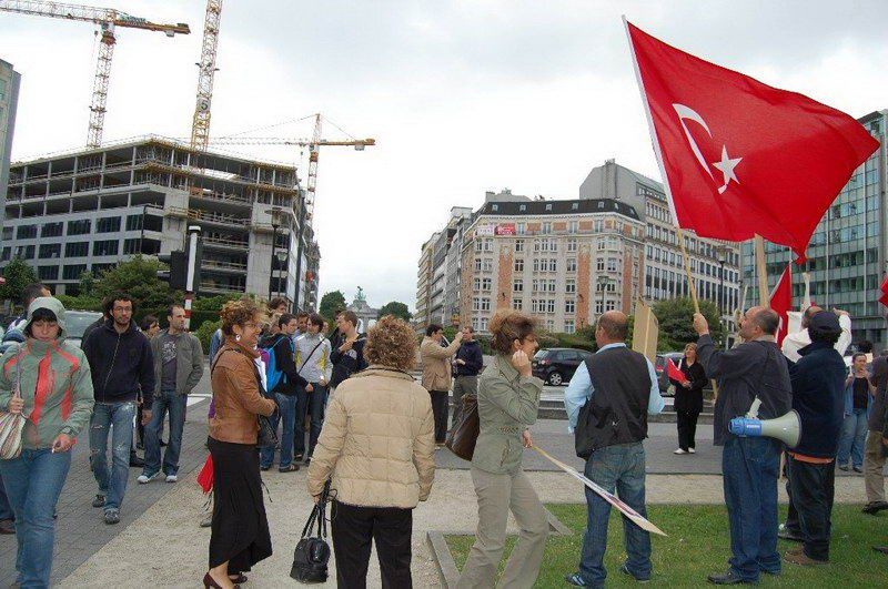 Atatürkçüler AB önünde AKP'yi Protesto ettiler