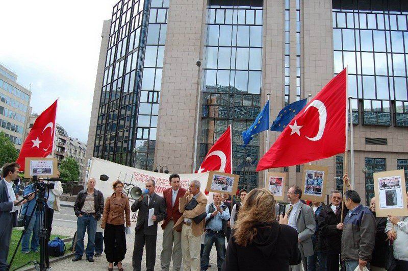 Atatürkçüler AB önünde AKP'yi Protesto ettiler