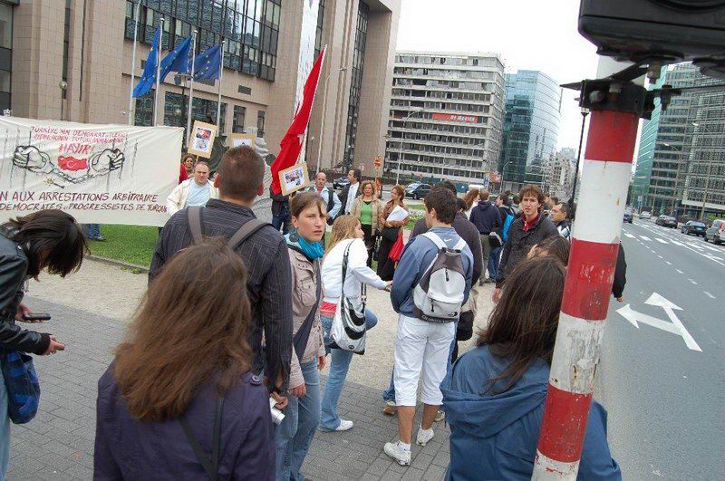 Atatürkçüler AB önünde AKP'yi Protesto ettiler