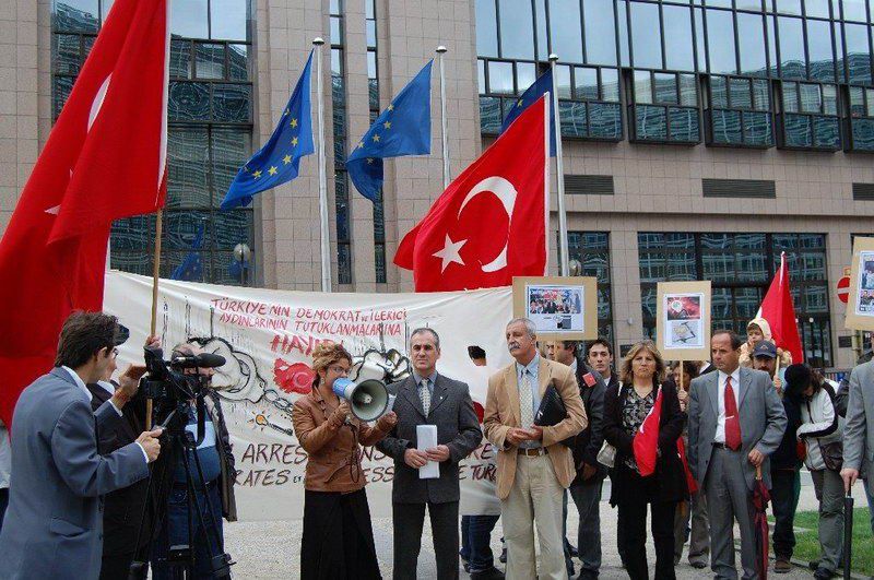 Atatürkçüler AB önünde AKP'yi Protesto ettiler