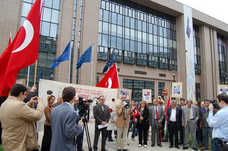 Atatürkçüler AB önünde AKP'yi Protesto ettiler