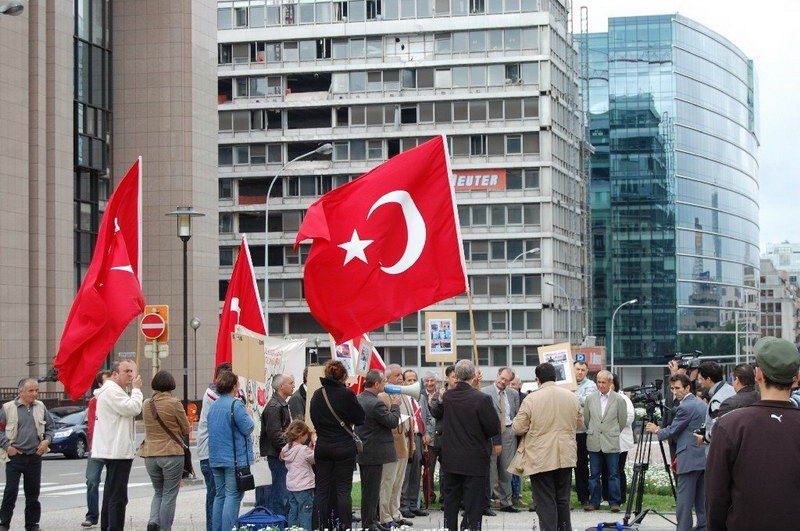 Atatürkçüler AB önünde AKP'yi Protesto ettiler
