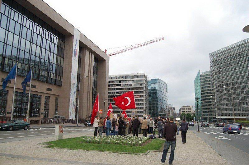 Atatürkçüler AB önünde AKP'yi Protesto ettiler