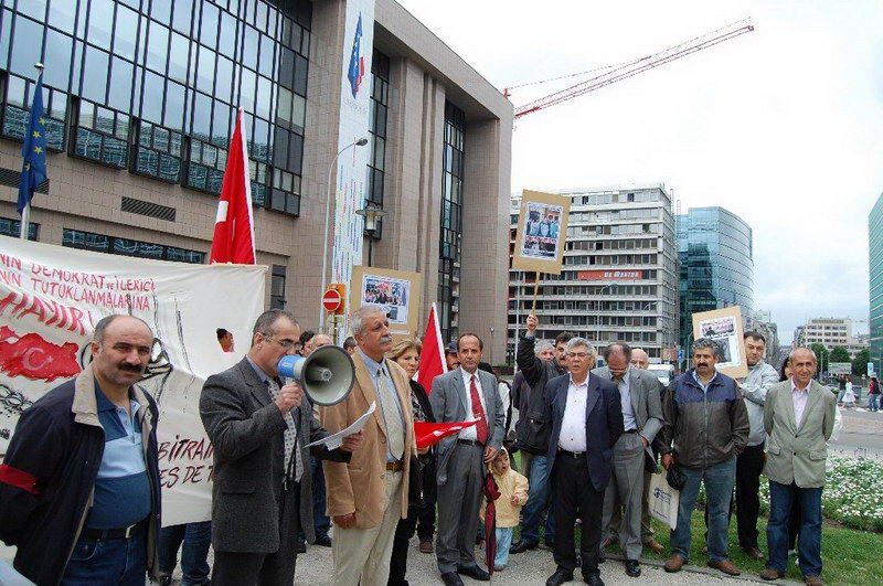 Atatürkçüler AB önünde AKP'yi Protesto ettiler