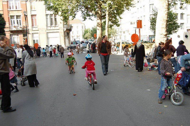 MAHALLE PAZARINA HALK AKIN ETTI