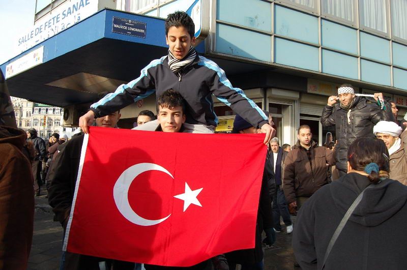 BRÜKSEL'DE ONBİNLER İSRAİL KATLİAMINI PROTESTO ETTİ