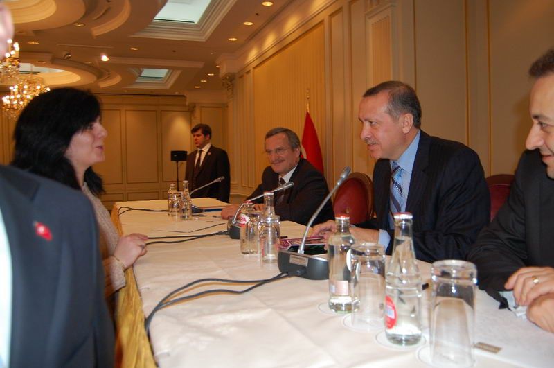 DERGİMİZİ BAŞBAKAN ERDOĞAN VE BAŞKAN TOPBAŞ'A SUNDUK