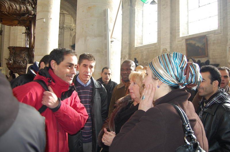 TURKISH LADY'DEN SIĞINMACILARA YARDIM