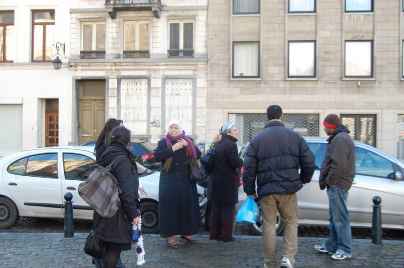 TURKISH LADY'DEN SIĞINMACILARA YARDIM