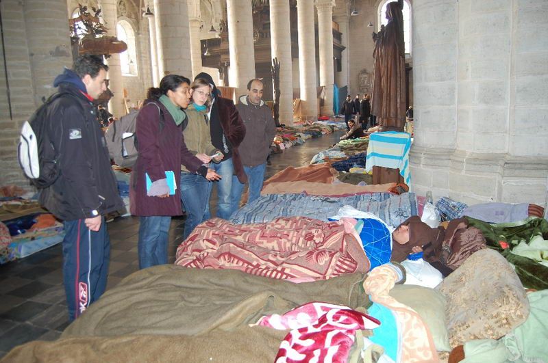 TURKISH LADY'DEN SIĞINMACILARA YARDIM