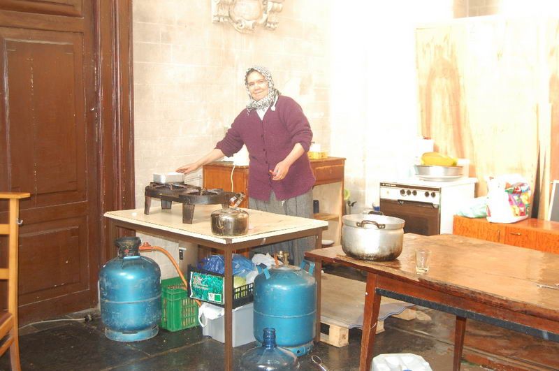 TURKISH LADY'DEN SIĞINMACILARA YARDIM