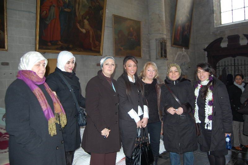 TURKISH LADY'DEN SIĞINMACILARA YARDIM
