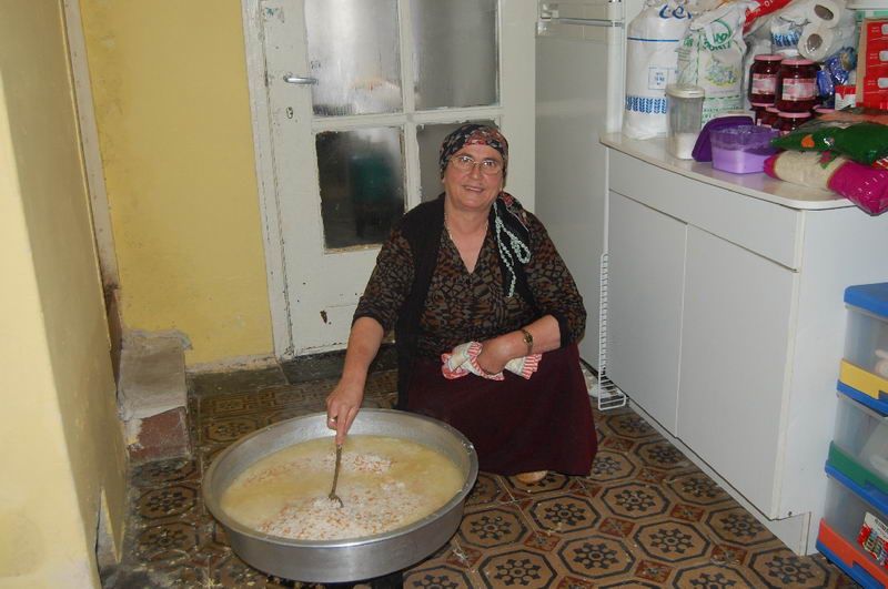 EYYÜP MUTLULUĞUNU AİLE DOSTLARIYLA PAYLAŞTI