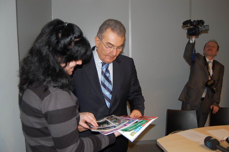 Dergimizi CHP Genel Başkanı Deniz Baykal'a sunduk