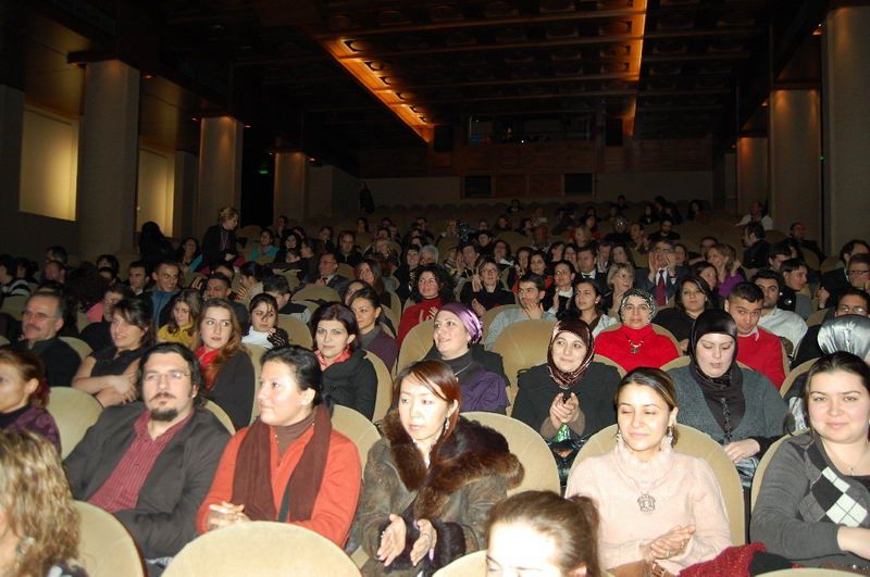 'KARANLIK KORKUSU' AYAKTA ALKIŞLANDI