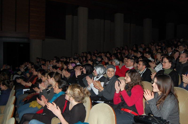 'KARANLIK KORKUSU' AYAKTA ALKIŞLANDI