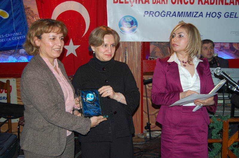 BELÇİKADAKİ ÖNCÜ KADINLARIMIZ BÜYÜK BEĞENİ TOPLADI
