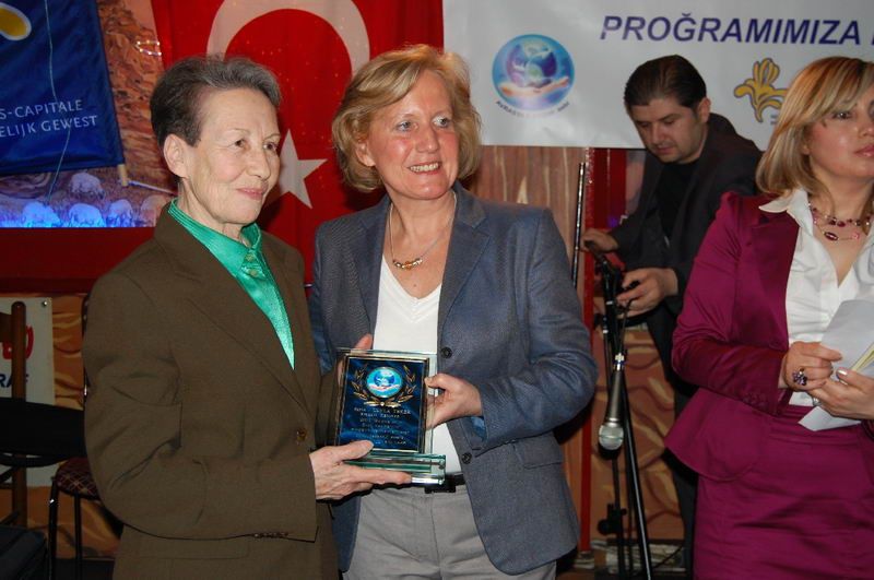 BELÇİKADAKİ ÖNCÜ KADINLARIMIZ BÜYÜK BEĞENİ TOPLADI