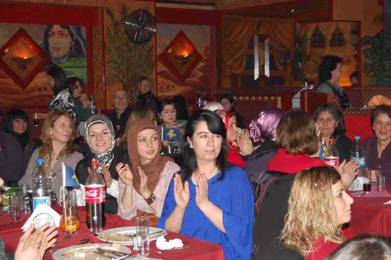 BELÇİKADAKİ ÖNCÜ KADINLARIMIZ BÜYÜK BEĞENİ TOPLADI