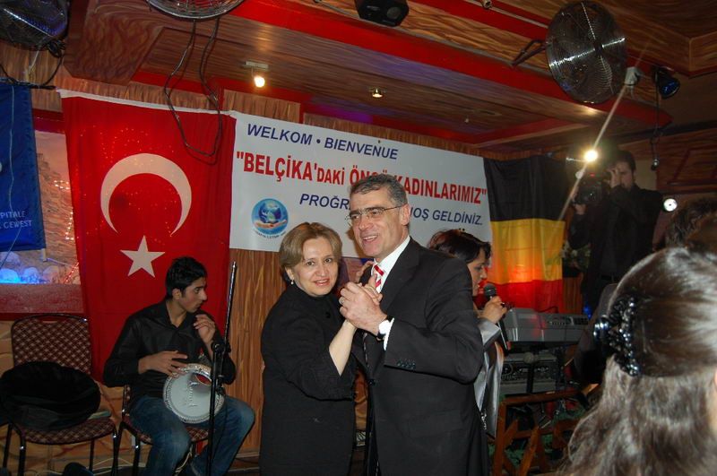 BELÇİKADAKİ ÖNCÜ KADINLARIMIZ BÜYÜK BEĞENİ TOPLADI