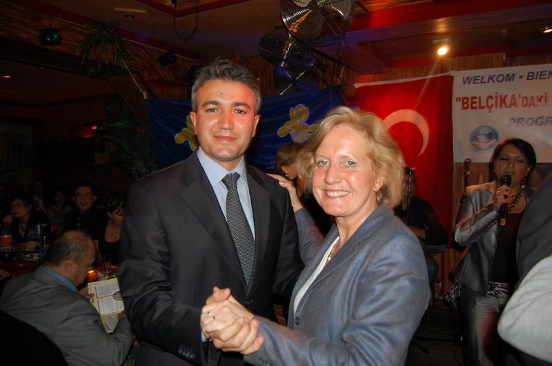 BELÇİKADAKİ ÖNCÜ KADINLARIMIZ BÜYÜK BEĞENİ TOPLADI