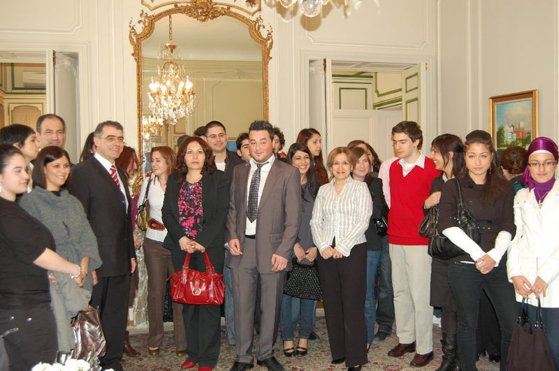 ÜNİVERSİTELİLER KONUTTA HEM TANIŞTI HEM BAYRAMLAŞTI